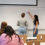 Siswa mengerjakan tugas di sekolah