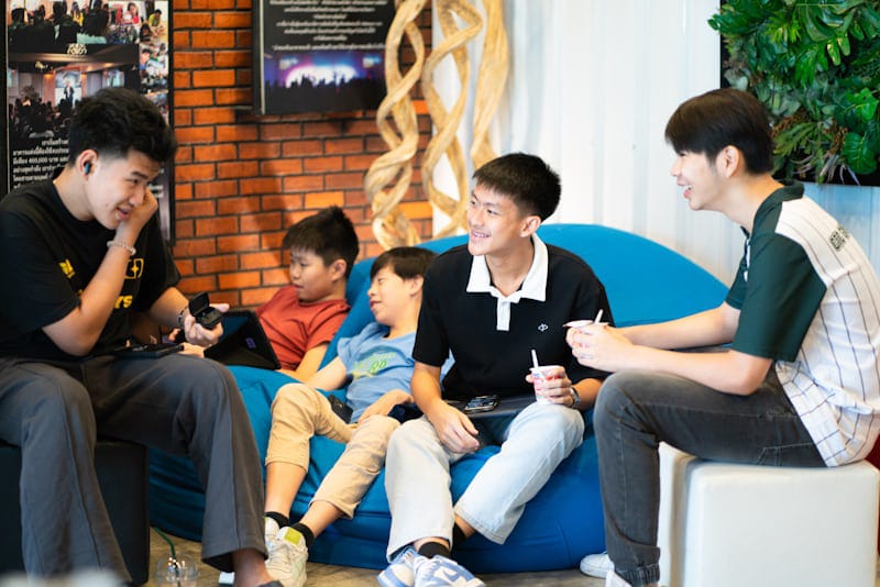 Anak-anak sedang mengobrol bersama-sama