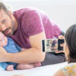 Ibu mengabadikan momen ayah bersama anaknya