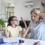 Ibu marah kepada anak perempuannya