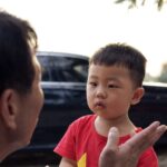 Anak kecil menatap ayahnya