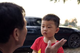 Anak kecil menatap ayahnya