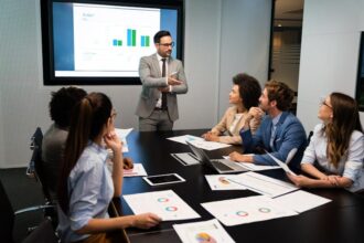 Orang kantor sedang rapat