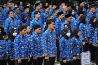 pengawai negeri yang sedang berbaris