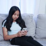 anak remaja bermain handphone