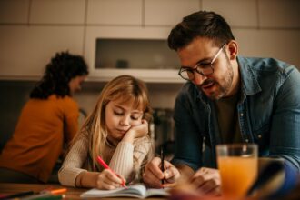 anak belajar bersama orang tua
