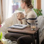 wanita sedang bersantai