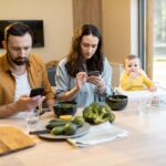 orang tua sibuk dengan handphone