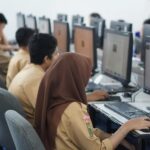 Siswa mengejarkan ujian