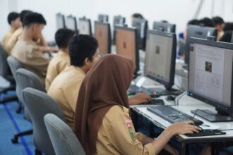 Siswa mengejarkan ujian