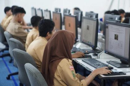 Siswa mengejarkan ujian